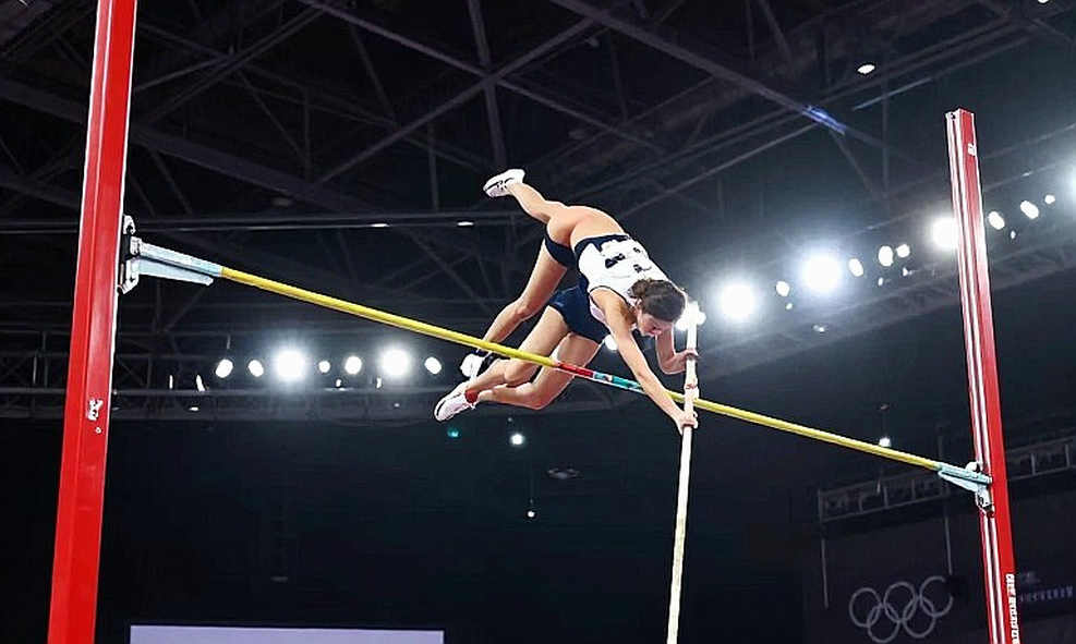 21,47 giây ở Budapest và một quảng cáo gây tranh cãi: Amy Hunt, đường chạy 200m nữ và giới hạn của tiếng nói vận động viên