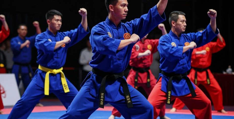 Ba trung vệ, một nỗi sợ, và khoảng lặng giữa hai quả bóng lăn Ba trung vệ, một nỗi sợ, và khoảng lặng giữa hai quả bóng lăn
