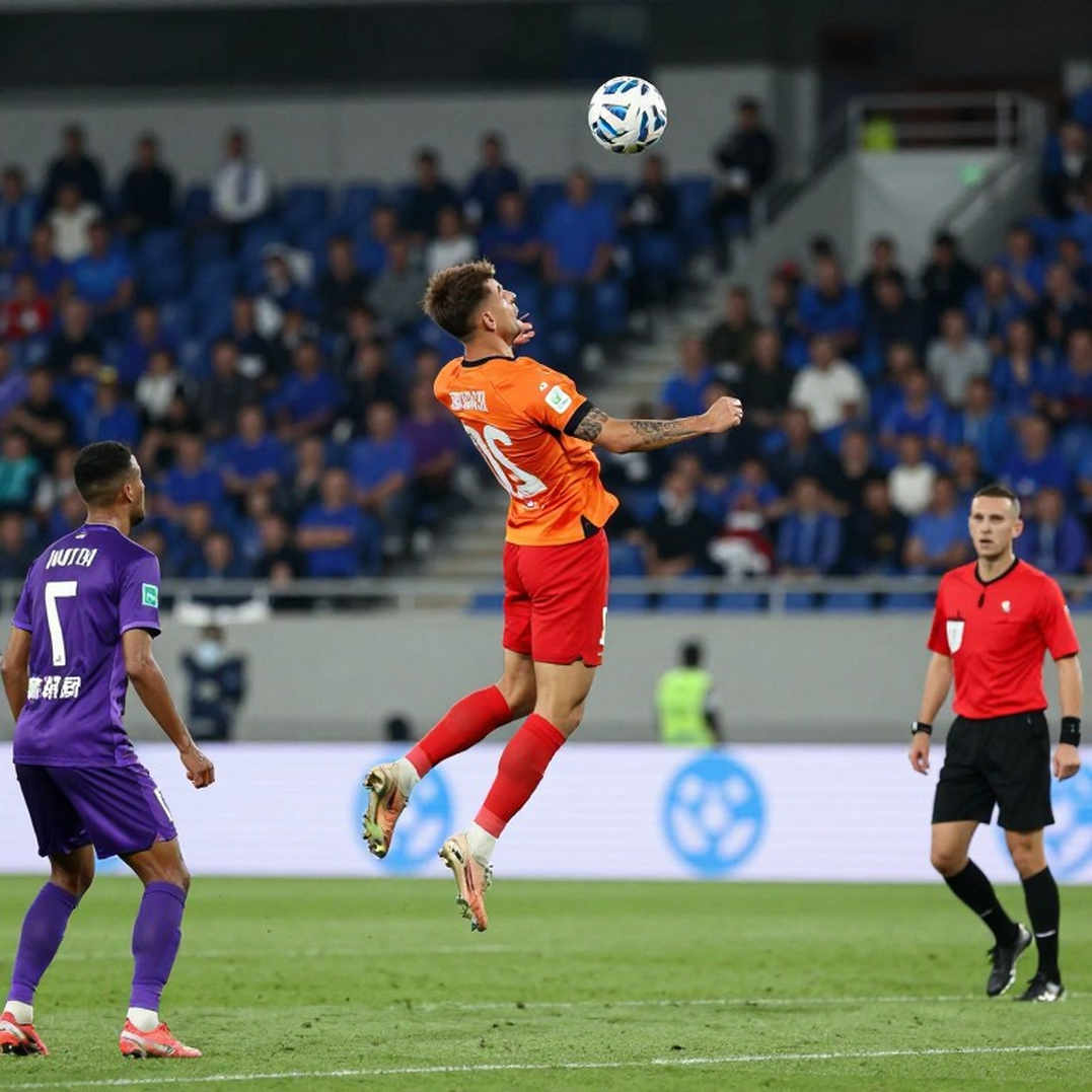Ryan Gravenberch: 204 phút, một hợp đồng sáu năm và khoảng trống giữa sân Anfield