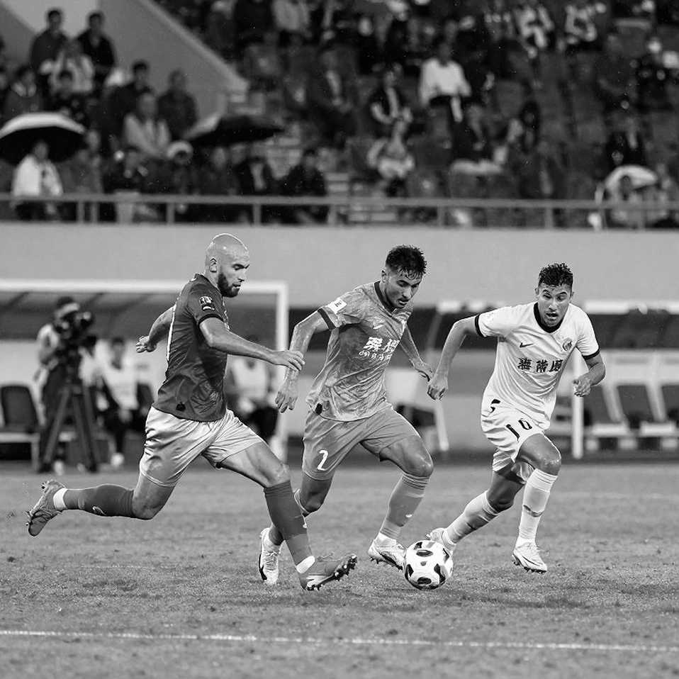 Carlos Álvarez và đêm Clásico Nacional: Khi tân binh América học cách ngồi im Carlos Álvarez và đêm Clásico Nacional: Khi tân binh América học cách ngồi im